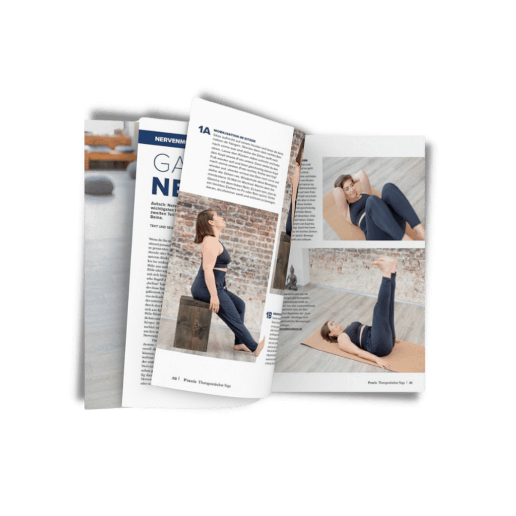 Aufgeklappte Zeitschrift Yoga Journal. Yogalehrerin stellt Übungen auf der Yogamatte vor