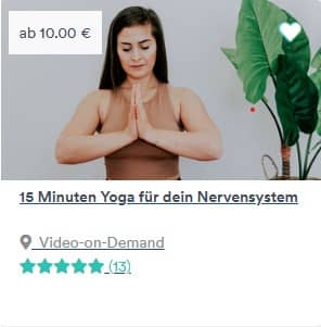 Frau mit geschlossenen Händen Namaste