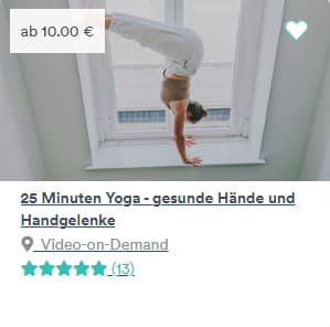 Eine Frau steht im Fenster und macht einen Handstand