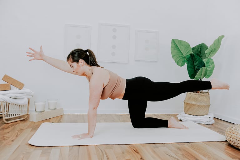 Frau übt Yoga gegen ihre Rückenschmerzen