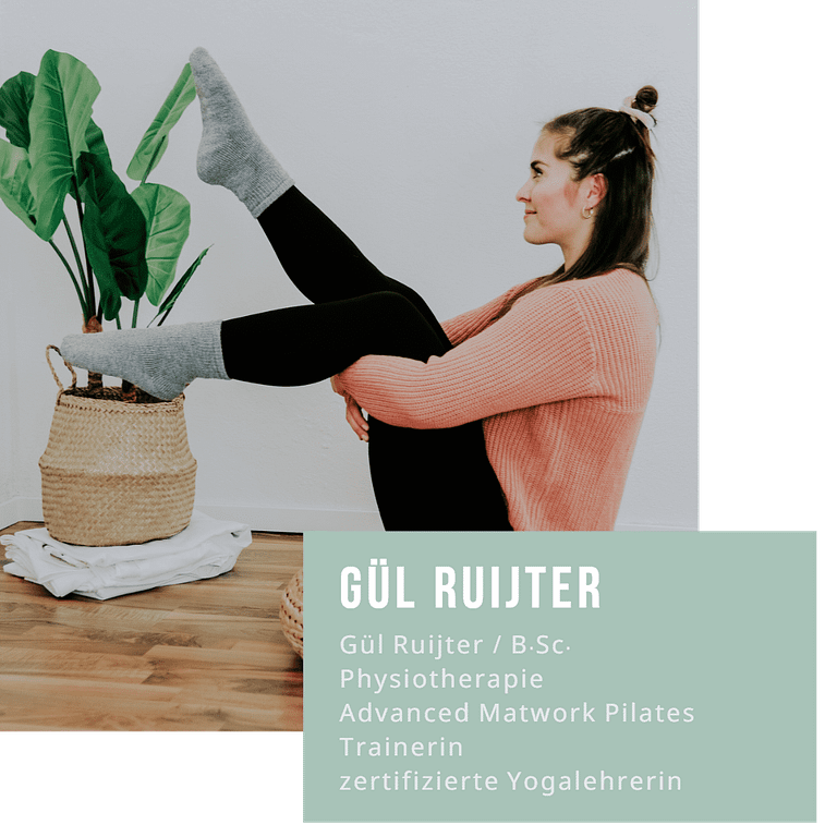 Yogalehrerin sitzt auf einem Bolster und streckt ihre Beine nach oben. Informationen über Gül Ruijter. Physiotherapeutin